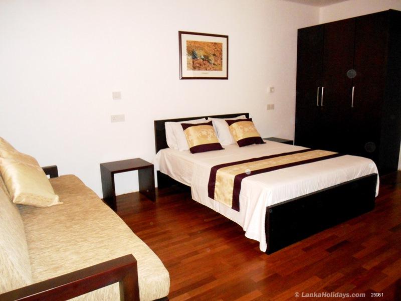 Queen with 7' long Sofa